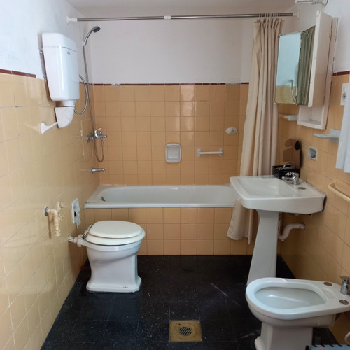 Imagen 10 de 19 de Dueño Vende Casa De Época Remodelada, Planta Baja, En Zona Tranquila De Pocitos. 120 Mts Cuadrados Superficie Total Del Terreno. Con Garaje Y Patio.