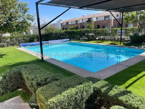 Casa Con Cuarto De Servicio, 4 Recámaras, Área De Tv. Cumbres Del Lago - Venta Rah2204