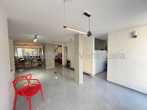 Hermosa Casa Quinta De 2 Niveles En Venta Ubicada En Alto Prados Del Este 25-17674