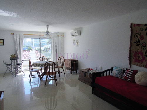 Departamento En Venta Y Alquiler A Mts De Avenida Roosevelt.