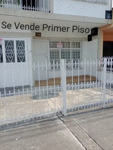 Casa En Primer Piso - Propiedad Horizontal - Entrada, Servicios - Propietarios Independientes.
