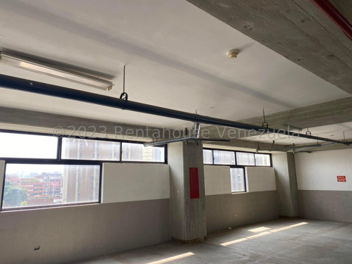 Edificio Industrial En Venta En Los Dos Caminos 24-6109