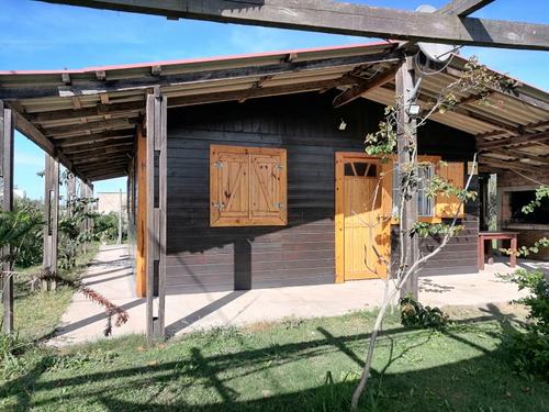 Cabaña Dos Dormitorios, Dos Baños, 600 Mts Terreno Esquinero A Una Cuadra De La Playa.