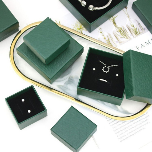 Imagen 5 de 6 de Una Caja De Regalo Para Joyas Color Verde 7x7cm