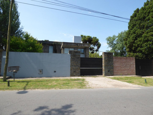 Casa En Venta City Bell Calle 24 E/ 476 Y 477 - Dacal Bienes Raices