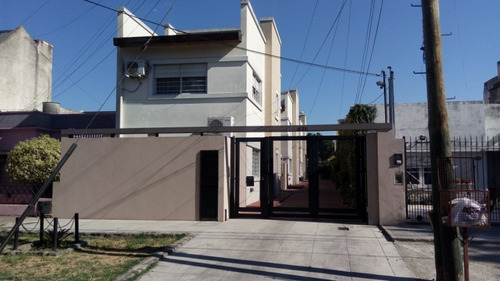 Oportunidad: Dpto Duplex Al Frente Con Patio Y Cochera, Ubicado En Fonrouge 978, Lomas De Zamora