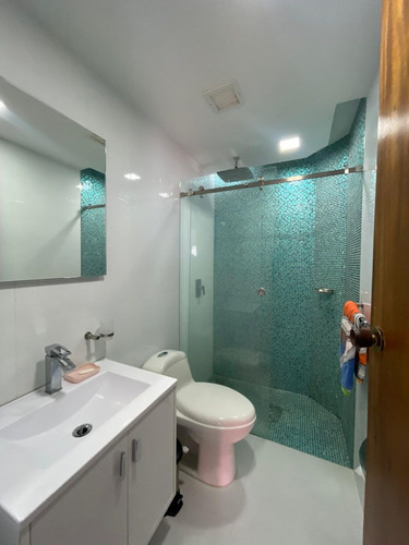 Se Vende Hermosa Y Moderna Quinta En Alto Prado - Caracas De 500 M2 De Terreno. (a.v)