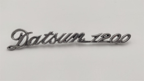 Emblema Datsun 1200 Aluminio Palabra Auto