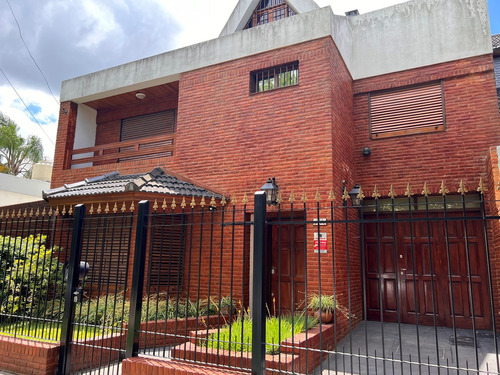 Casa Chalet  En Venta En Castelar, Morón, G.b.a. Zona Oeste