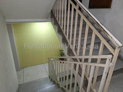 Apartamento En Venta Zona Centro Maracay 25-21980 Dt