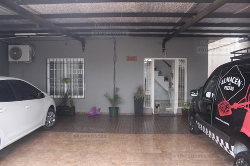 Casa De 2 Dormitorios, Con Garage, Quincho Y Parrilla