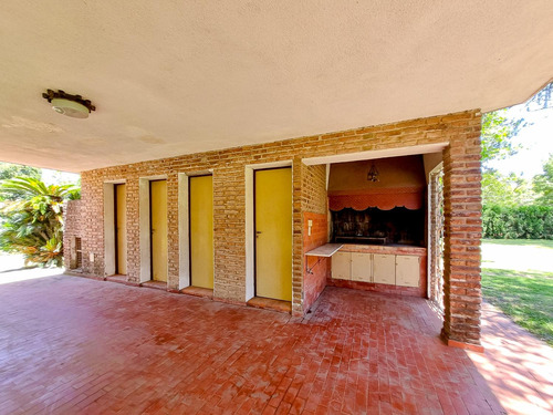 Casa En Venta · 7 Ambientes · 3600 M2 · Jardín · Quincho · Piscina