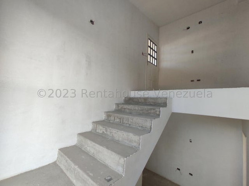 Townhouse En Obra Gris En Urb Andres Bello Maracay, Financiamiento Disponible. 23-18761 More