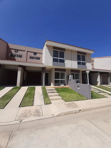 Hermoso Townhouse En El Conjunto Más Nuevo De La Esmeralda San Diego Prth-017