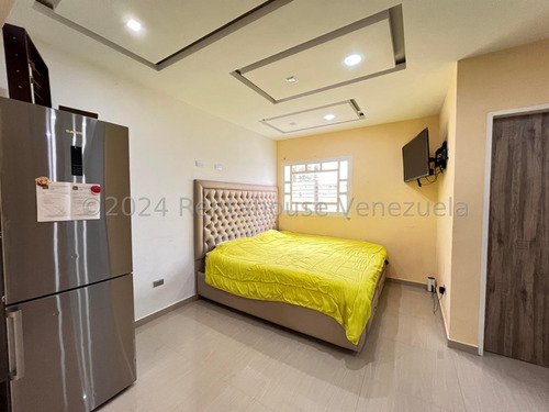 Bello Townhouse En Venta Ubicado En La Morita Urb Karol Home Ii Db 24-27080