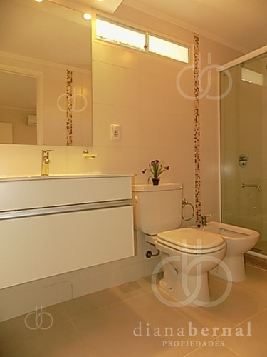 Casa De 4 Dormitorios Y Piscina Climatizada En Punta Del Este, Playa Mansa. - Ref: 42908