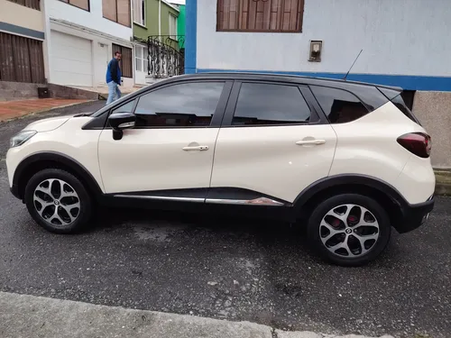 Camioneta Captur Zen, Automática, Modelo 2021, Motor 2.0