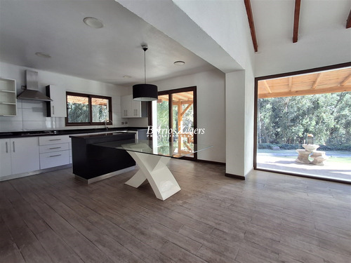Casa En Venta De 4 Dorm. En Lo Barnechea Arrayan Rio