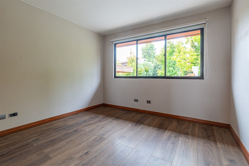 Casa En Venta De 5 Dorm. En Las Condes