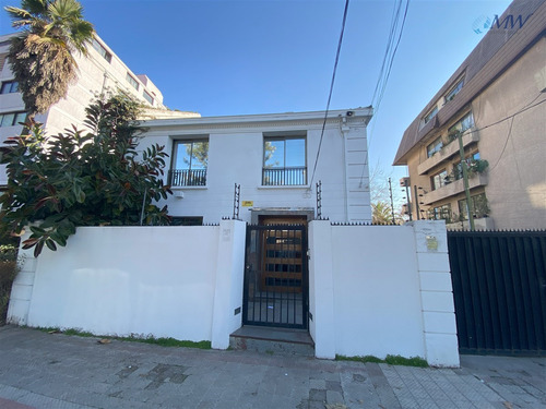 Amplia Casa - Oficina En Venta En El Mejor Barrio De Ñuñoa