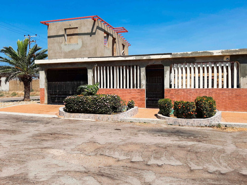 Eglée Suárez Vende Casa En La Urb. Los Corales, Puerta Maraven. Plc-1004