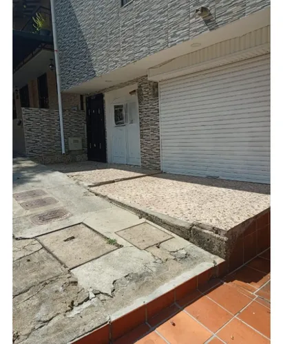 Vendo Local En Cabañas-bello-primer Piso-calle Amplia-parte Media