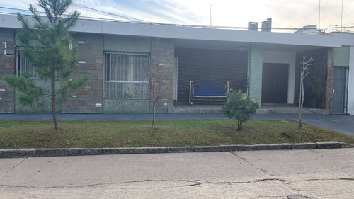 Hermosa Casa En Zona Tranquila.-