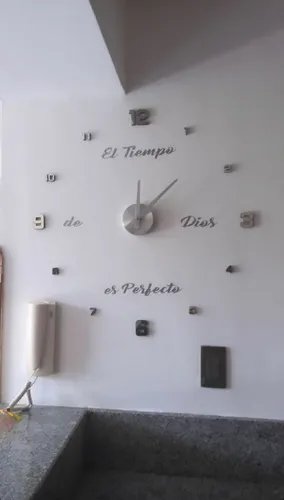Reloj De Pared 3d Tamaño 50x50cm Mini + Frase En Vinilo