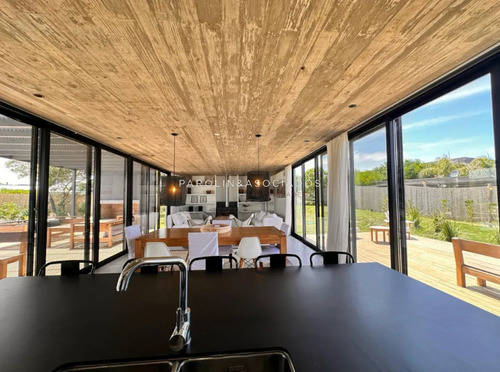 Casa En Venta De 4 Dormitorios En Club Del Mar, José Ignacio