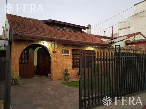 Venta De Casa 3 Ambientes Con Fondo Libre Y Quincho Wilde. Excelente Ubicación. (26792)