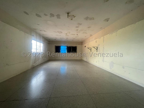 Local En Venta Inm Flor Amarillo Ubicado En Via Principal Con Alto Flujo De VehĂculos Y Muy Cercano A Conjunto Residencial. Cuenta Con Area De Despacho , Deposito , Mezzanina. Valencia 24-8210