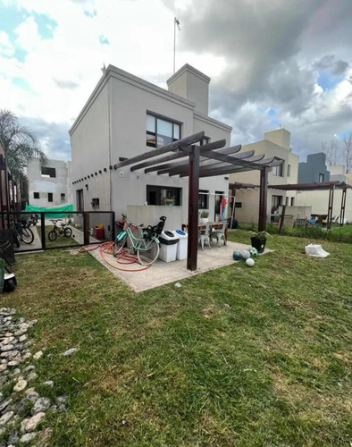 Casa En Venta - 3 Dormitorios 2 Baños - Cocheras - 299mts2 - Ituzaingó