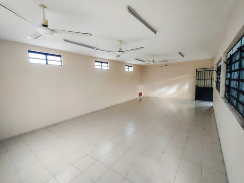 Amplio Edificio Multifuncional En Venta A Dos Cuadras De Per