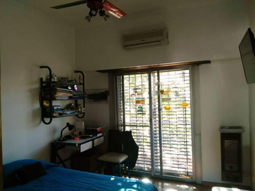 En Venta Hermosa Casa 4 Ambientes Con Cochera 2 Autos, Fondo Libre Y Quincho En Wilde Centro.