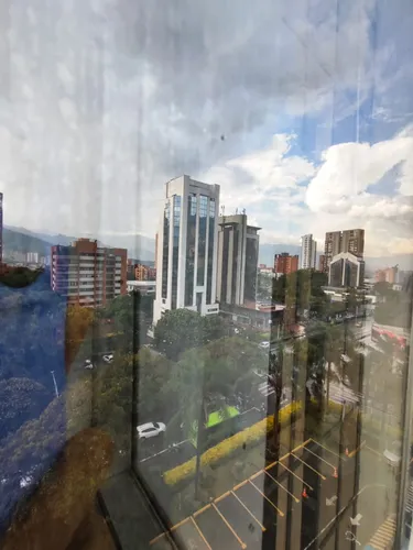 Oficina En Arriendo/venta En El Poblado. Cod V16906