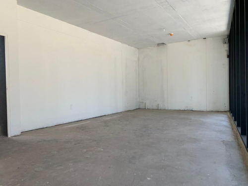 Local Comercial Nuevo: 51/131 M2, Terraza, Patio. Metro.