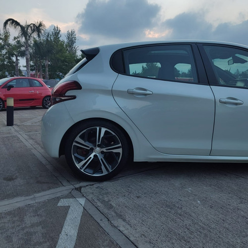 Imagen 16 de 20 de Peugeot 208 1.6 Gt Thp