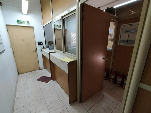 Imagen 3 de 30 de Edificio Comercial Con Oficinas Y Depósitos En Lote Propio
