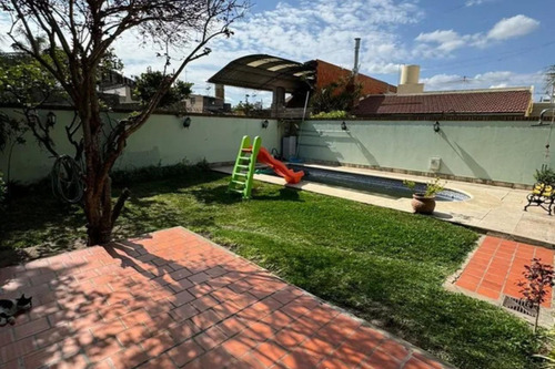 Casa En Venta - 4 Dormitorios 4 Baños - Cocheras - 330mts2 - La Matanza
