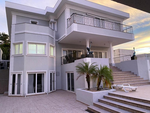 Imagem 1 de 4 de Lindo Sobrado - Residencial Alpha 8! - So0727
