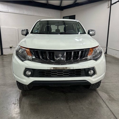Mitsubishi L200 2.4 Cabina Doble 4x2 Mt
