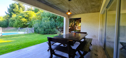 Casa A La Venta En Cul De Sac En Area Residencal 1, Barrio Costa Esmeralda, Venta Equipada.