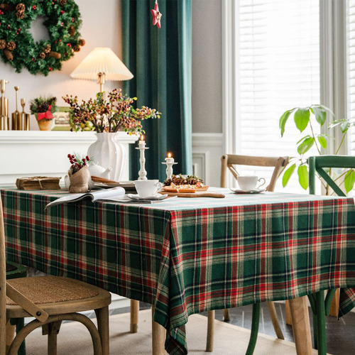 Mesa Rústica De Tela Navideña Tejida Con Un Mantel Verde