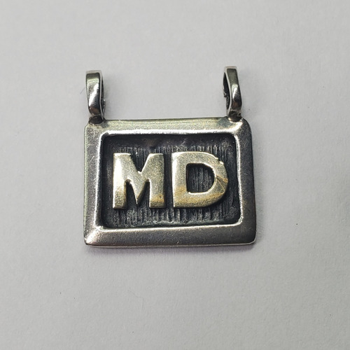 Imagen 2 de 6 de Dije Plata Y Oro Rectangular Con Iniciales M D