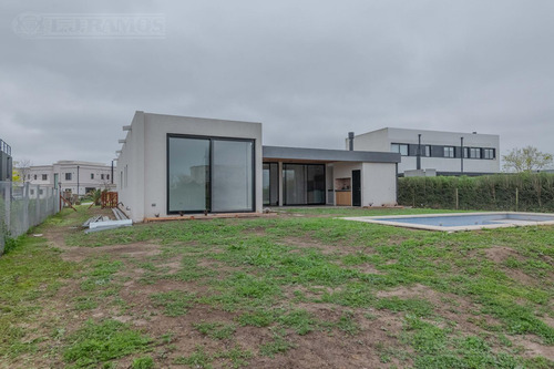 Casa 4 Ambientes En El Canton Golf - Pg