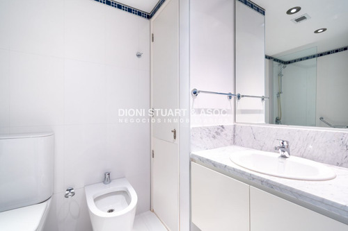 Moderno Apartamento Sobre Playa Brava En Torre Le Parc, Cuenta Con Dos Dormitorios Más Dependencia De Servicio. Punta Del Este