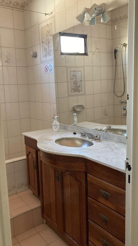 Destacada Vivienda, 5 Dormitorios En Ciudad De Mza