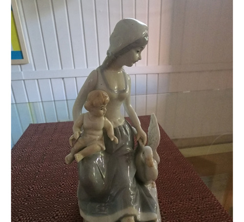 Estatuilla De Porcelana Tipo Lladro. Dama Y Niño