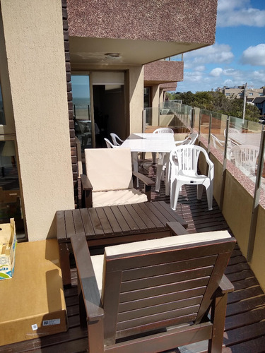 Imagen 2 de 24 de Departamento De 3 Dormitorios En Complejo Sobre La Playa, Con Vista A La Playa, Pileta Y Servicios De Playa En Temporada