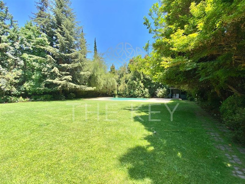 Casa En Venta De 1.300m2. Las Condes